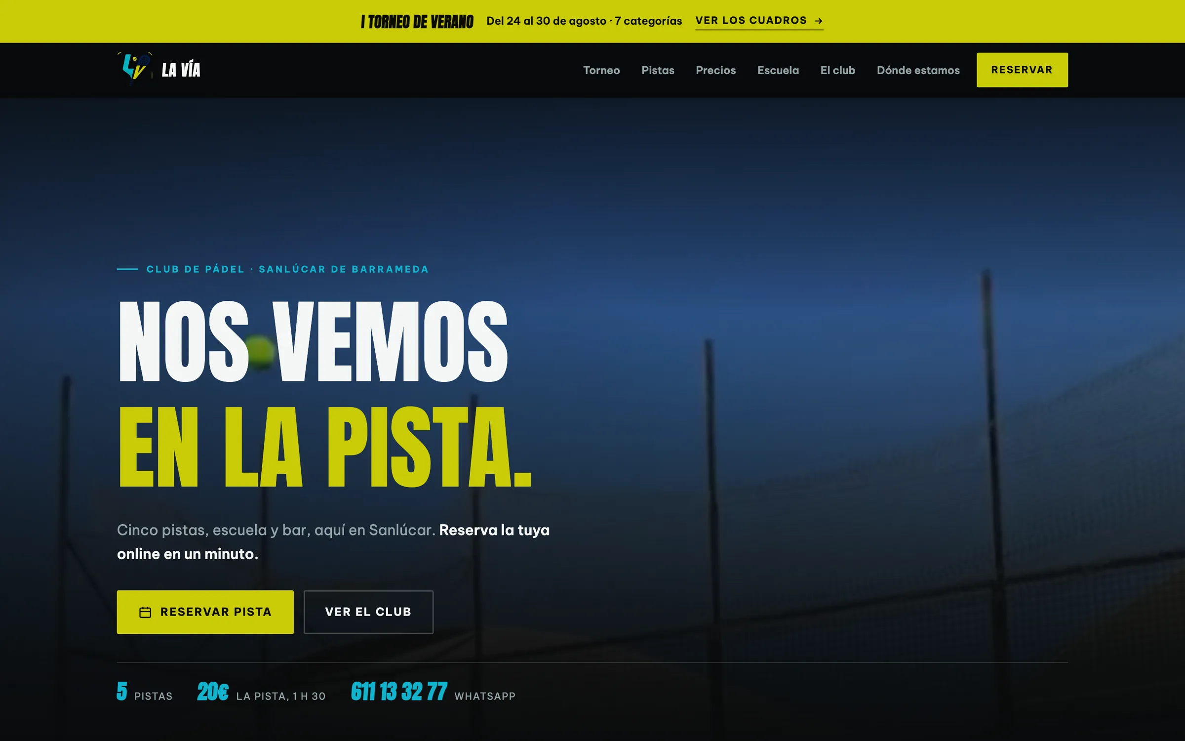 La web del Club de Pádel La Vía: portada con el torneo de verano, reserva de pista y el club